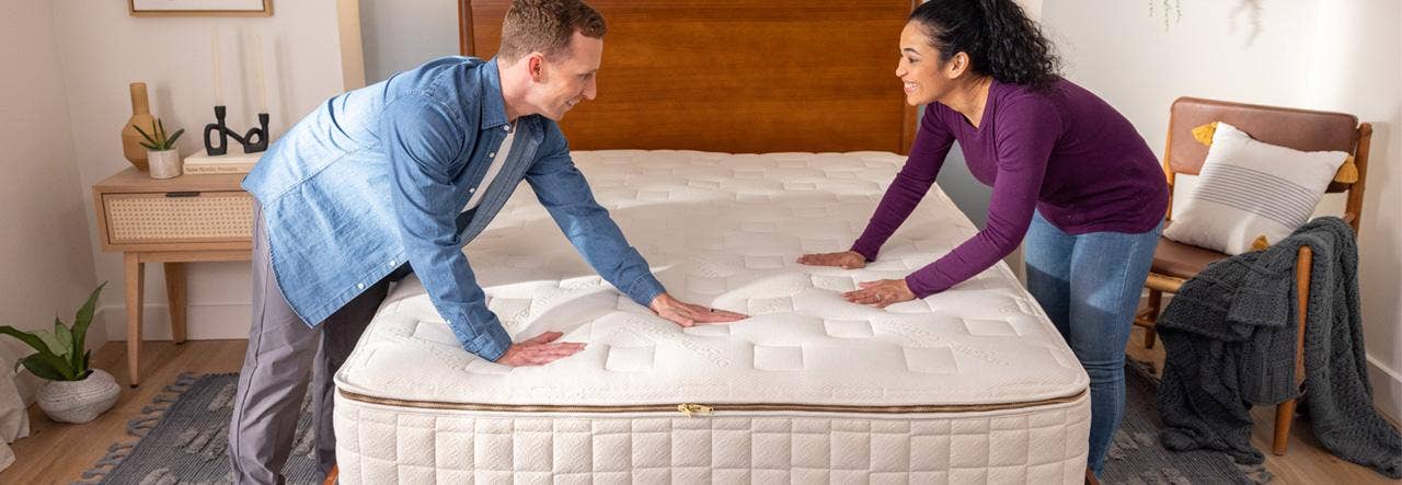 Couple assembling an EOS customizable mattress